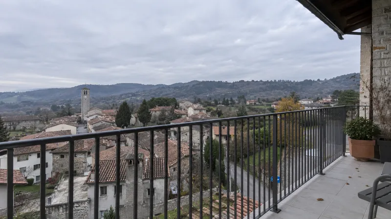 Parapetto per balcone in ferro verniciato antracite, vista d'insieme